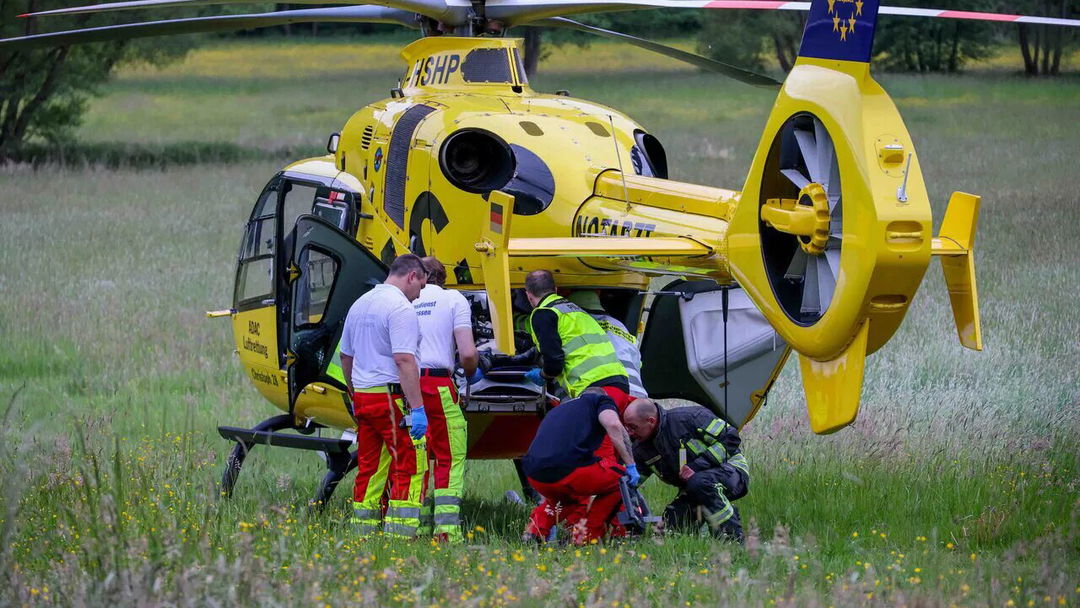 Motorradfahrer-prallt-im-Gegenverkehr-in-PKW-Rettungsheli-im-Einsatz