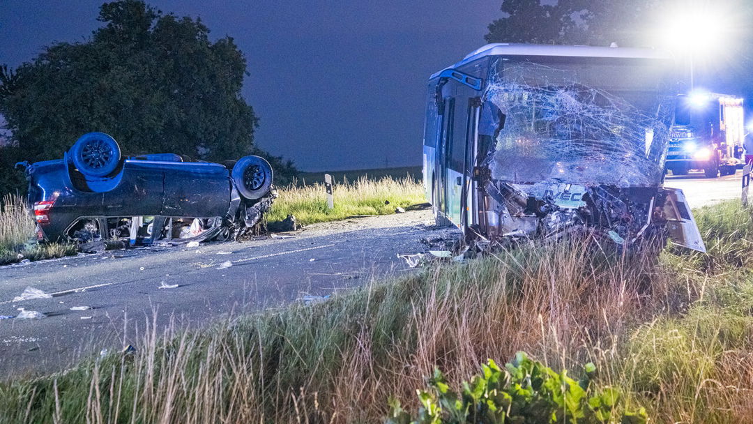 Schwerer-Unfall-zwischen-Pkw-und-Linienbus-Drei-Schwerverletzte-ausgeflogen