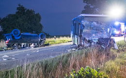 Schwerer Unfall zwischen Pkw  und Linienbus - Drei Schwerverletzte ausgeflogen