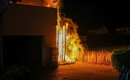 Flammen schlagen aus Anbau: Feuer droht auf Wohnhaus überzugreifen