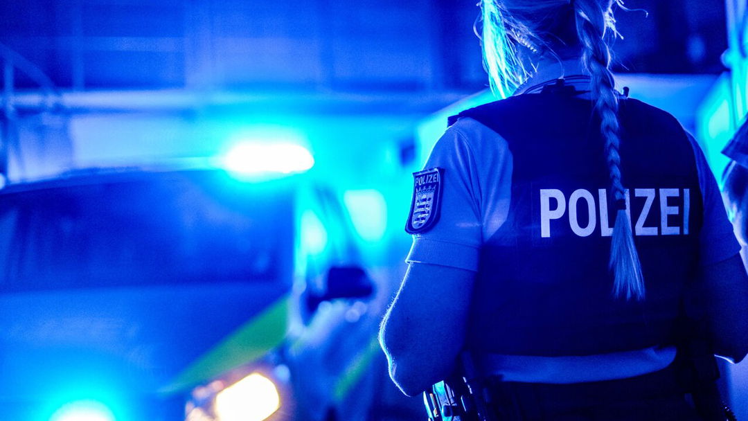 Kontrolle-verloren-Auto-schleudert-ber-Gehweg-in-Fassade-eines-Lokals