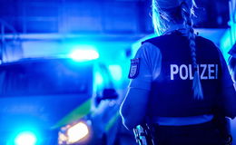 Kontrolle verloren: Auto schleudert über Gehweg in Fassade eines Lokals