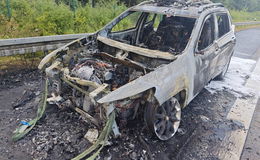 Flammen auf der A7: Pkw fängt Feuer – Fahrer rettet Wohnanhänger