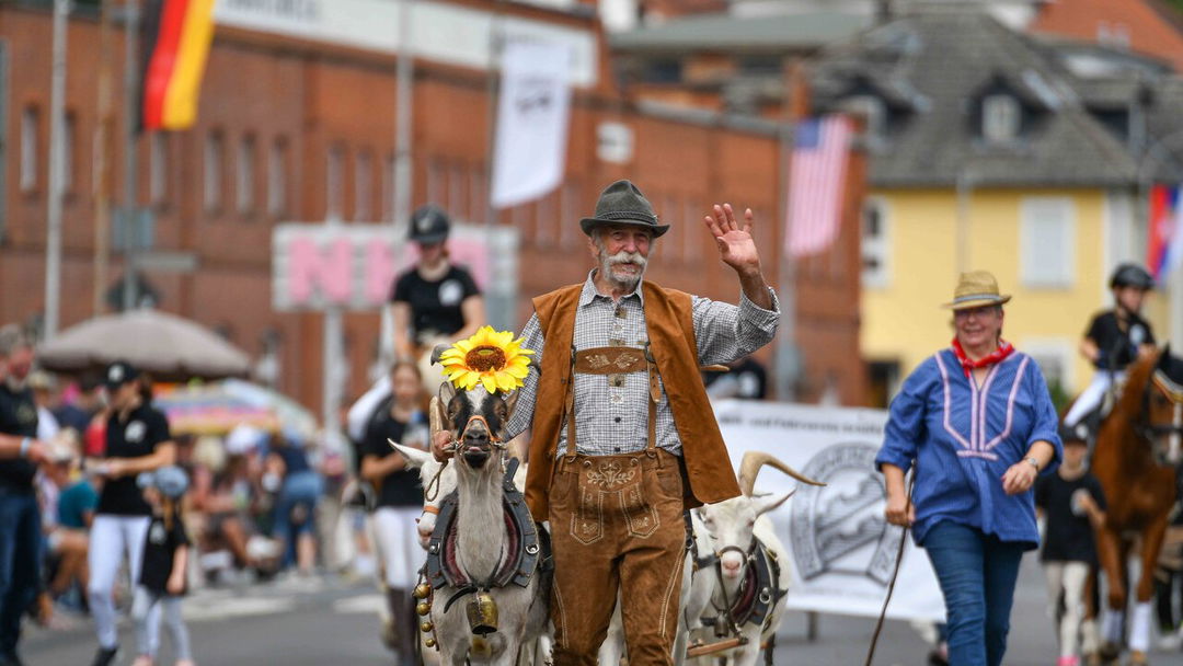 Farbenmeer-in-der-Altstadt-Tausende-feiern-gro-en-Trachtenumzug