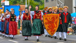 Großer Festumzug begeistert mit Handwerk, Musik und Tradition