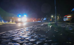Unfall am Abend: Auto kommt auf einer Kreisverkehrsinsel zum Stehen