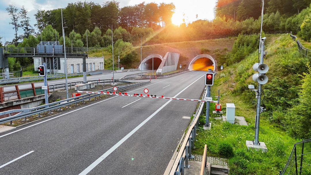Beidseitige-Vollsperrung-der-A44-nach-Brand-in-Tunnel-Betriebsgeb-ude