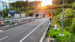 Beidseitige Vollsperrung der A44 nach Brand in Tunnel Betriebsgebäude
