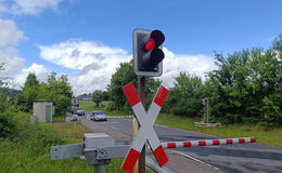 Verkehrschaos am Bahnübergang - Schranke hat Verkehr blockiert