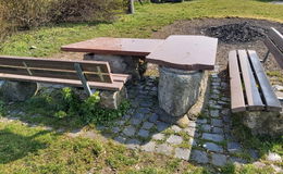 Fest installierte Grills, Spielelemente und Panoramaliege mit Aussicht
