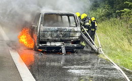 Oldtimer fängt Feuer: Urlauber muss brennenden VW T3 zurücklassen