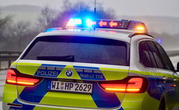 Schwerer Crash auf der A7: Pkw prallt gegen Sattelauflieger