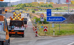 Betonmischer verliert Ladung auf der Ausfahrt an der A4