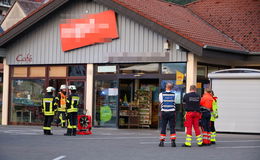 Gemeldeter Gasaustritt in Schmalnau: Feuerwehr kontrolliert das Gebäude