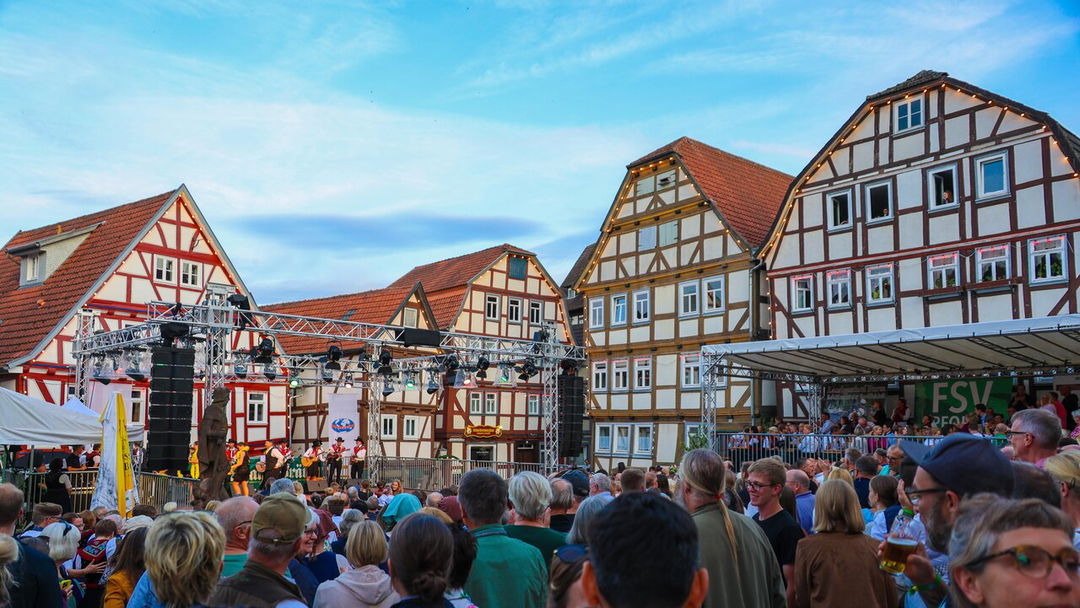 Beats-Lichter-Tanz-Die-Freitagnacht-beim-Trachtenfest