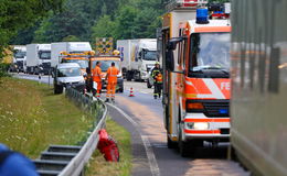 Auf der A7: Lkw reißt sich Dieseltank auf