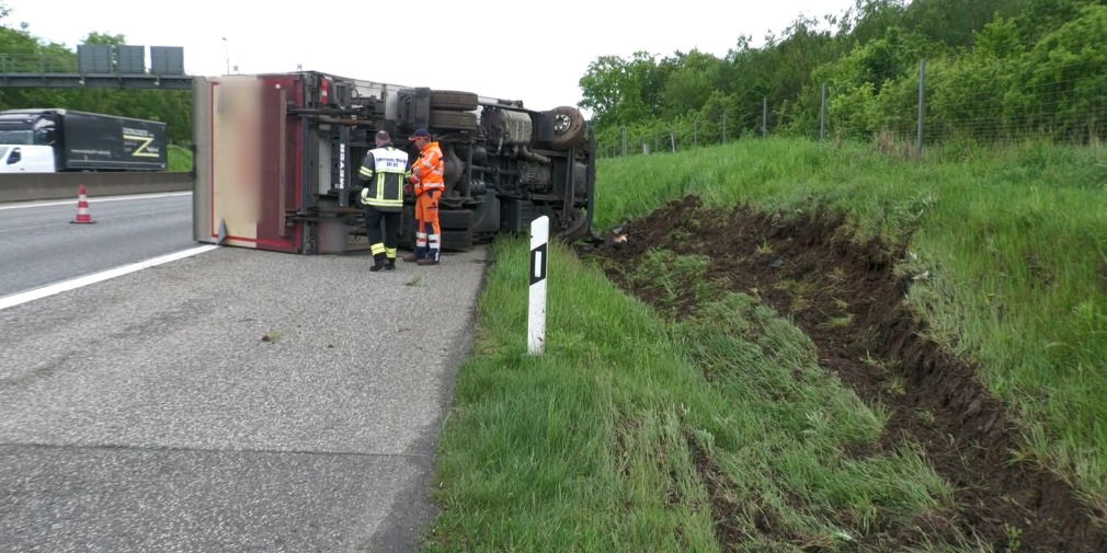 Lkw Kommt Von Fahrbahn Ab Und Kippt Um - Massiver Stau Auf Der A5 ...